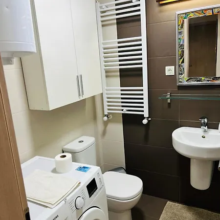 Luxury Apartment-steps From Center Apartman