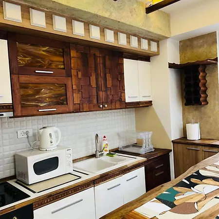 Luxury Apartment-steps From Center