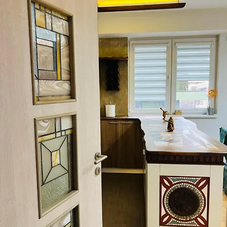 Luxury Apartment-steps From Center