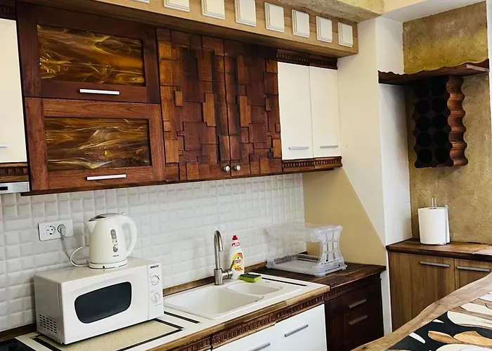 Luxury Apartment-steps From Center