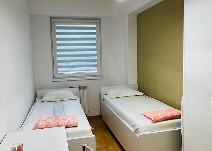 Luxury Apartment-steps From Center Apartment *